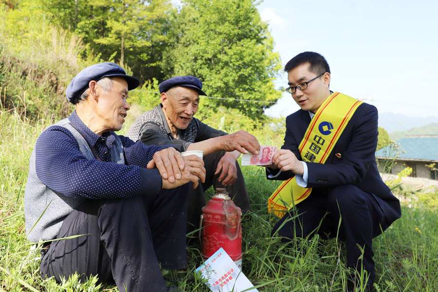 04張富清金融服務(wù)隊走進(jìn)廣元市大灘鎮(zhèn)天池村送金融知識.jpg